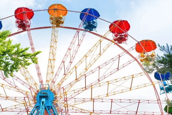 Ferris wheel in green park — Stock Photo, Image