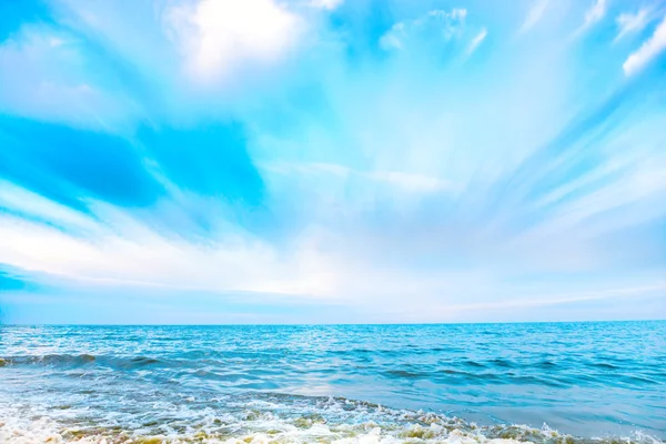 Tropical beach and blue sea — Stock Photo, Image