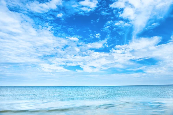 Azul claro mar e céu — Fotografia de Stock