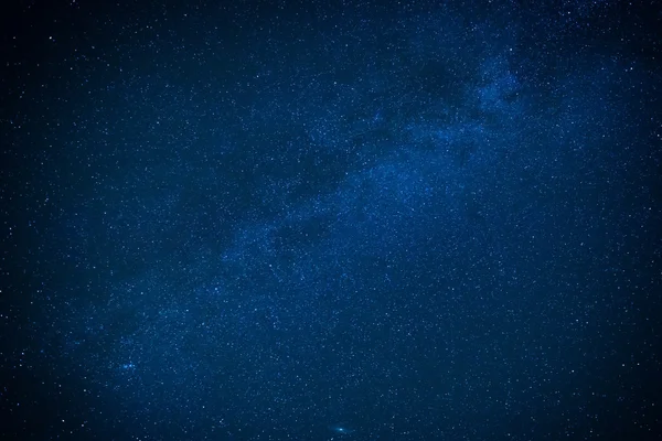 Caminho leitoso no céu noturno escuro — Fotografia de Stock