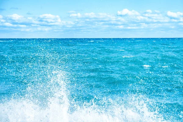 在蓝色海洋上的大波 — 图库照片