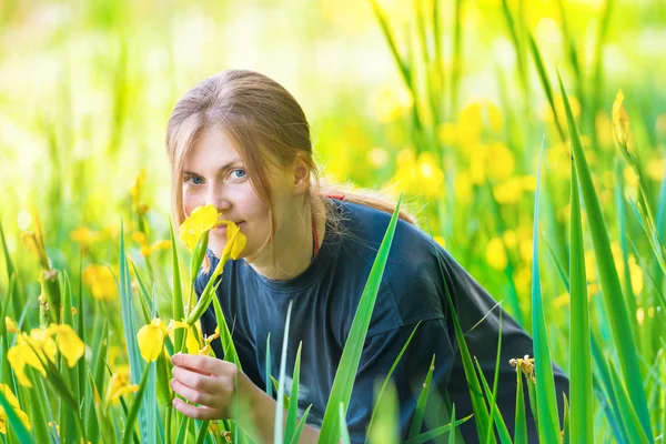 Pretty woman smells yellow flowers — Stock Photo, Image