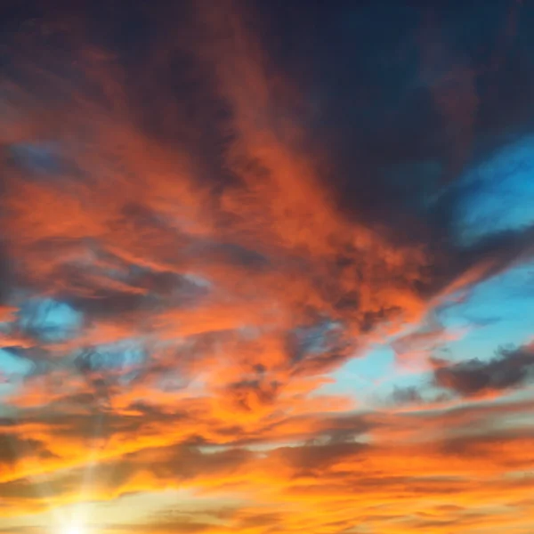 Renkli turuncu ve mavi dramatik gökyüzü — Stok fotoğraf