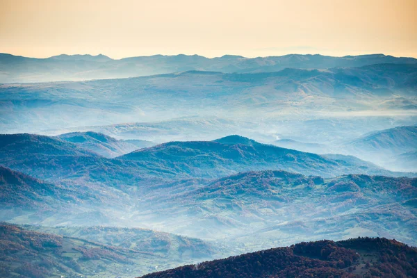 Blaue Berge und Hügel bei Sonnenuntergang — Stockfoto