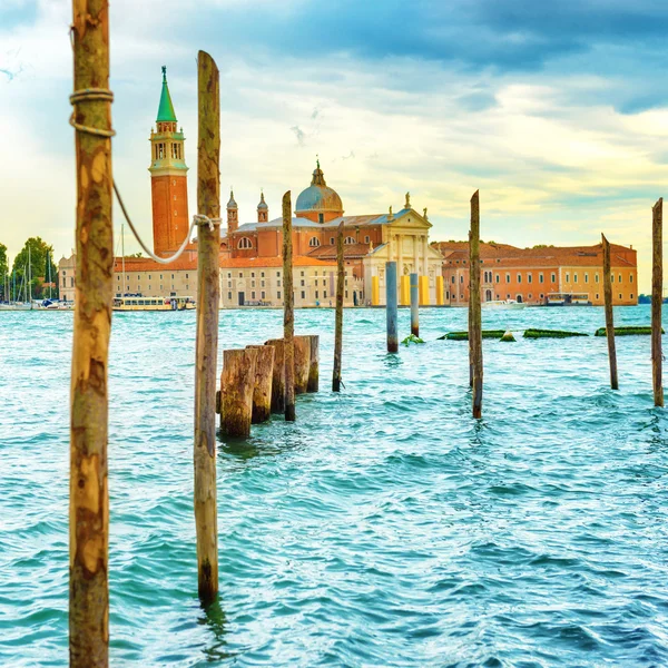 Moorage for gondolas with wooden poles — Stock Photo, Image