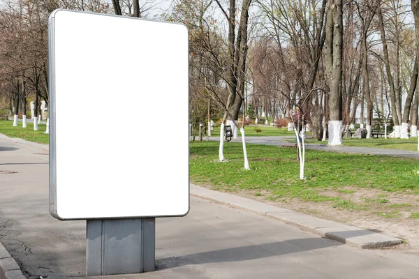 Pusty billboard na ulicy miasta — Zdjęcie stockowe