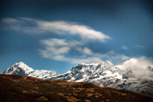 Yıldız ile gece gökyüzünün altında dağlar — Stok fotoğraf