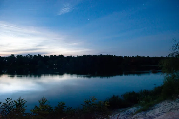 Belo pôr do sol colorido no lago — Fotografia de Stock