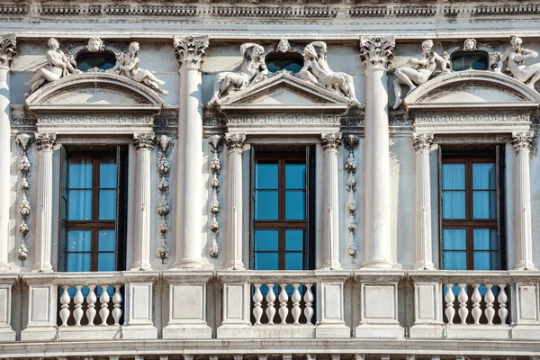 Fachada del Palacio Ducal blanco en Venecia —  Fotos de Stock