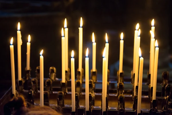 Luce delle candele in chiesa — Foto Stock