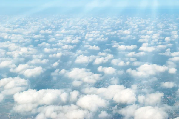 Cloudscape met zonnestralen — Stockfoto