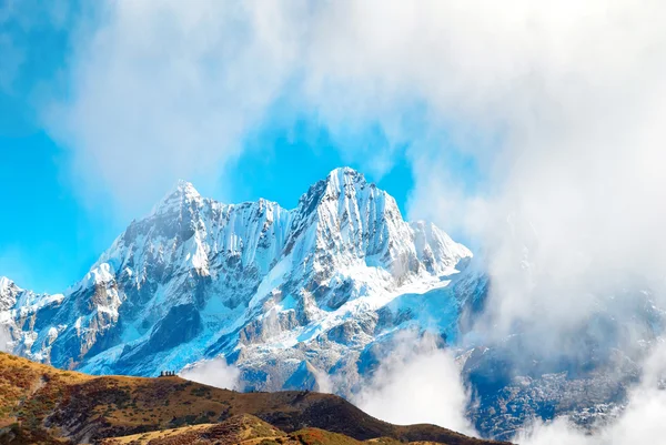 Picos de montañas cubiertas de nieve . — Foto de Stock