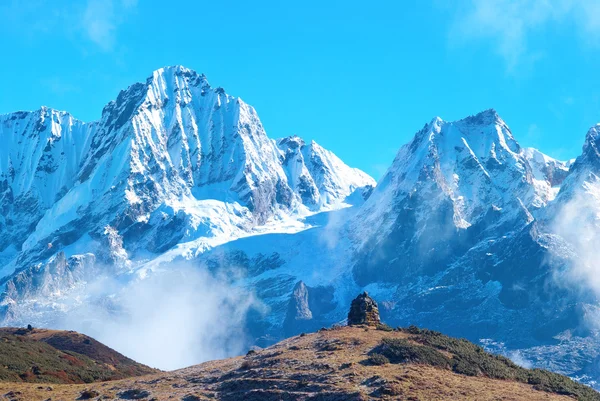 Cime di montagne coperte di neve . — Foto Stock