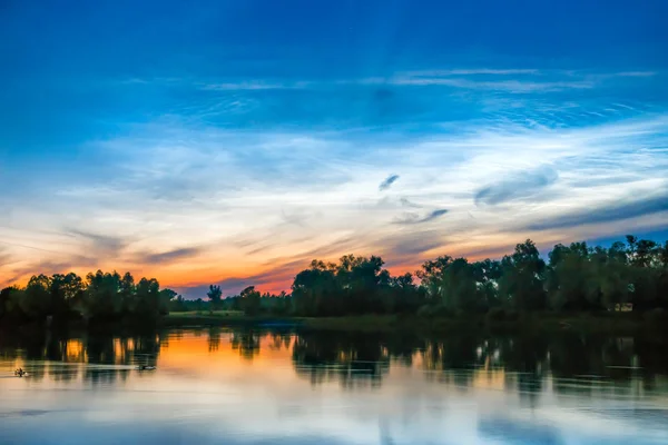 Bellissimo tramonto colorato sul lago — Foto Stock