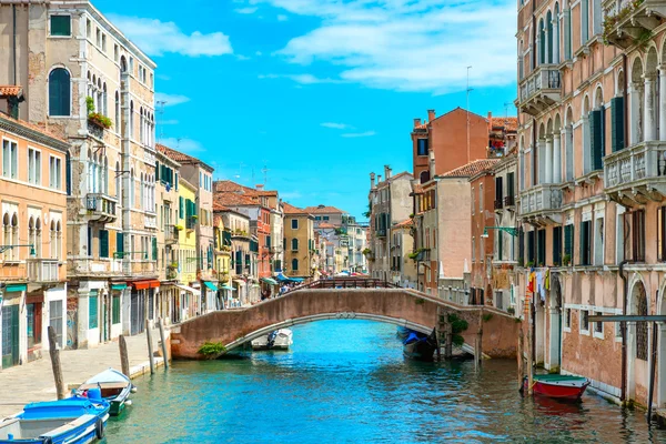 Ponte no canal com barcos em Veneza — Fotografia de Stock