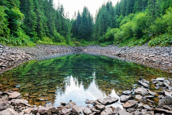 See in den Bergen mit klarem Wasser — Stockfoto