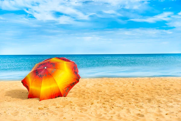 Paraguas en la playa de arena dorada —  Fotos de Stock