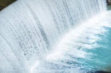 Şelale üzerinde büyük bir baraj