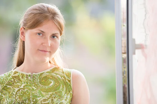 Hübsche Frau posiert über einem Fenster — Stockfoto