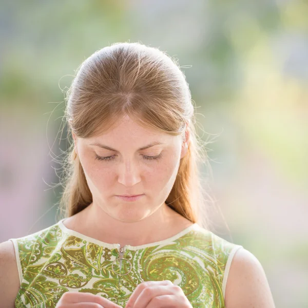 Hübsche junge Frau mit roten langen Haaren — Stockfoto