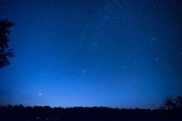 Blauer Nachthimmel mit vielen Sternen — Stockfoto