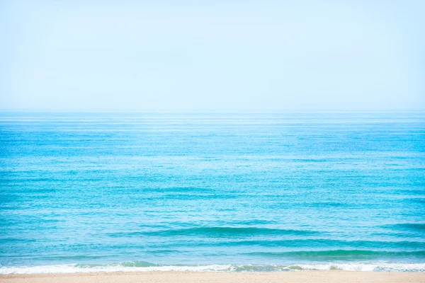 Plage avec mer bleue et ciel — Photo