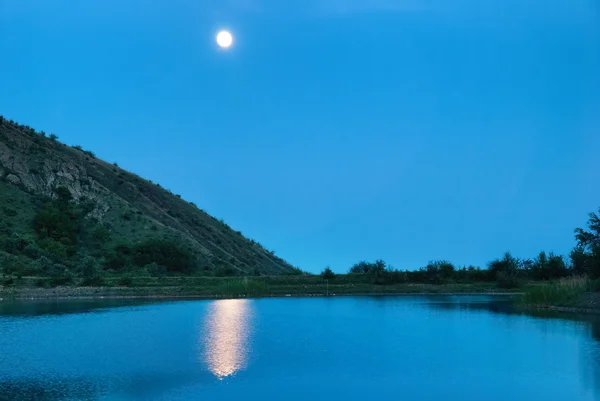 Landschaft mit Mond über dem See — Stockfoto