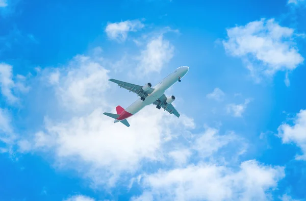 Самолет, летящий в небе — стоковое фото