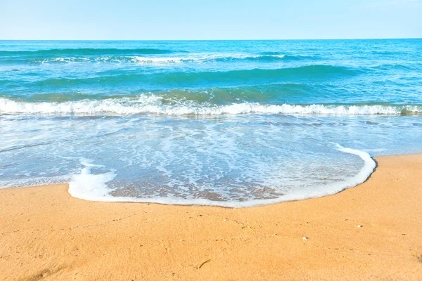 Tropisch strand met zand en zee — Stockfoto