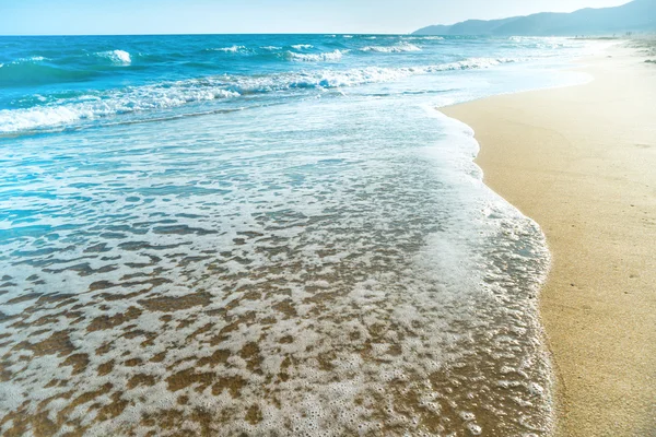 Playa tropical con arena y mar — Foto de Stock