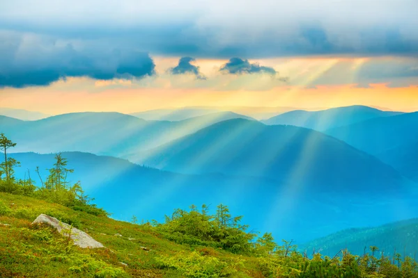 Puesta de sol sobre montañas azules — Foto de Stock