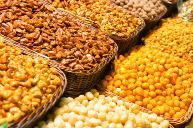 Ahşap sepet içinde çeşitli fındık