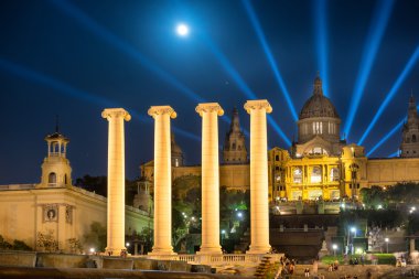 Barcelona gece ay ışığı altında
