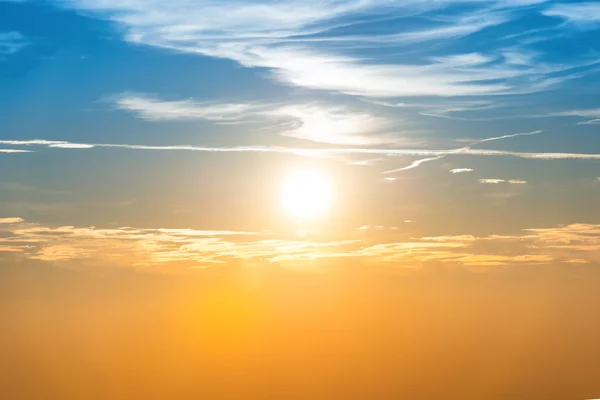Захід сонця в небі з блакитними хмарами — стокове фото