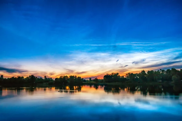 Belo pôr do sol colorido em um lago — Fotografia de Stock