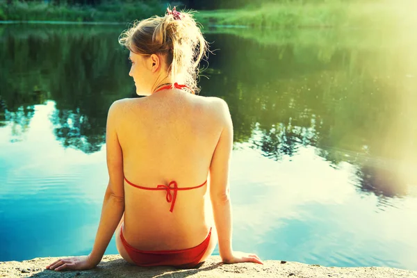 Расслабленная женщина на солнечном берегу — стоковое фото
