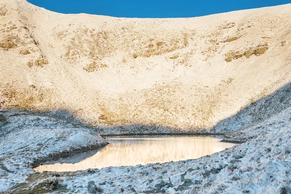 Tramonto al lago in montagna d'inverno — Foto Stock