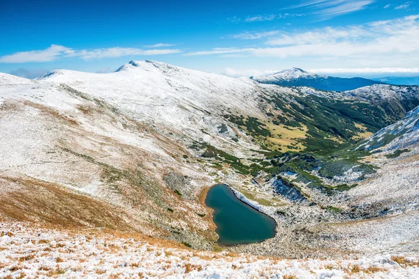 Berg med blå sjö — Stockfoto