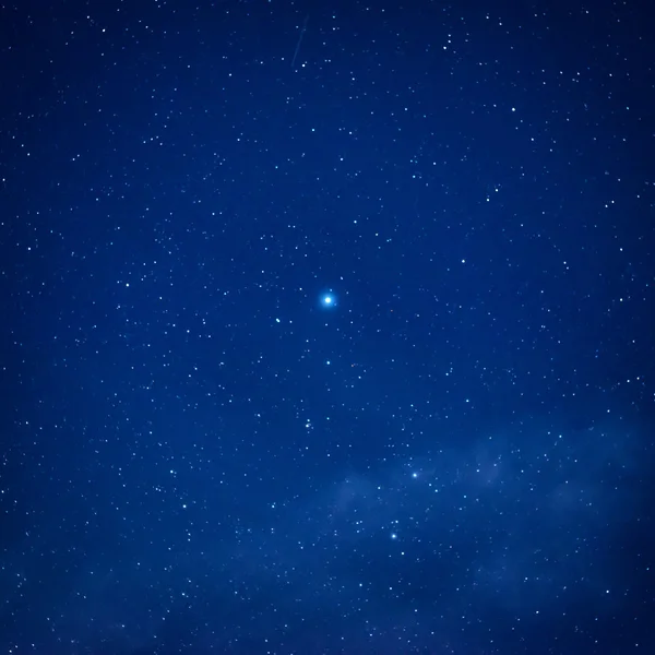 Céu escuro azul da noite com muitas estrelas — Fotografia de Stock