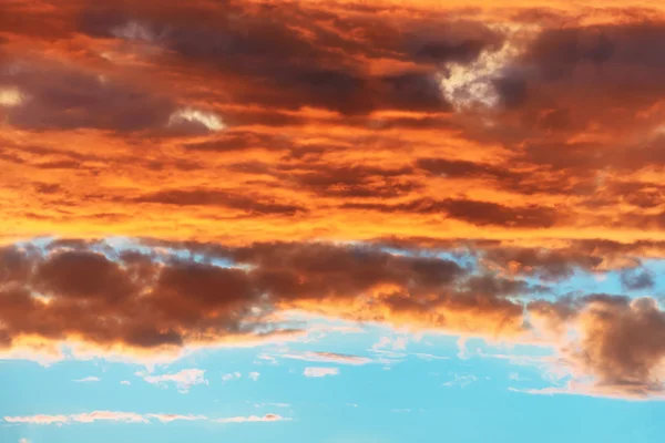 Oranžové a modré dramatická obloha — Stock fotografie