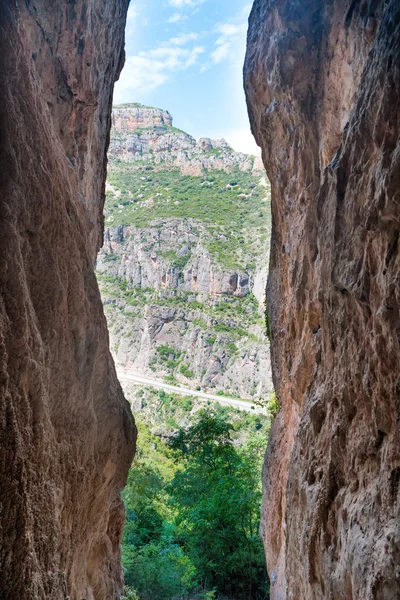 Salida de la cueva y el cielo azul — Foto de Stock