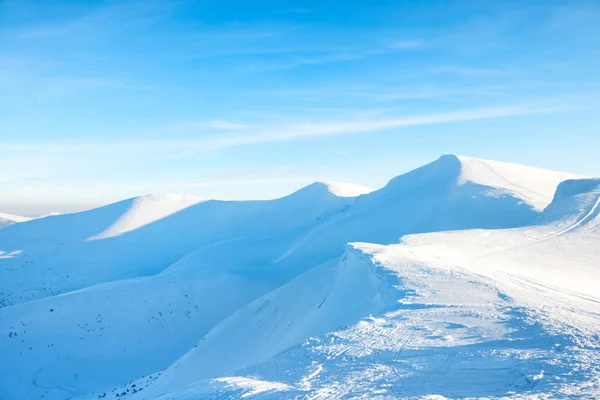 Belle montagne invernali con neve — Foto Stock