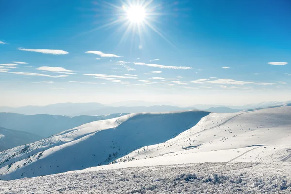 Красивые зимние горы со снегом — стоковое фото