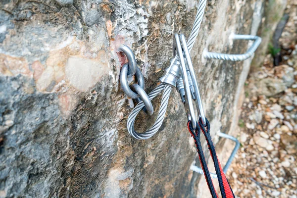 Mosquetão de escalada em uma corda de aço — Fotografia de Stock