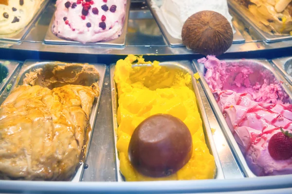 Veel dozen van ijs gelato — Stockfoto