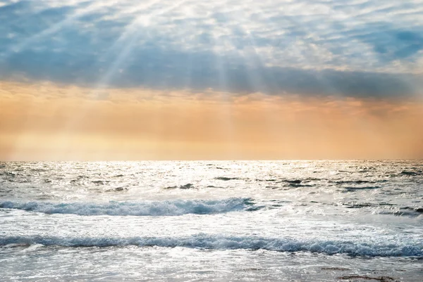 Puesta de sol en el mar azul con olas — Foto de Stock