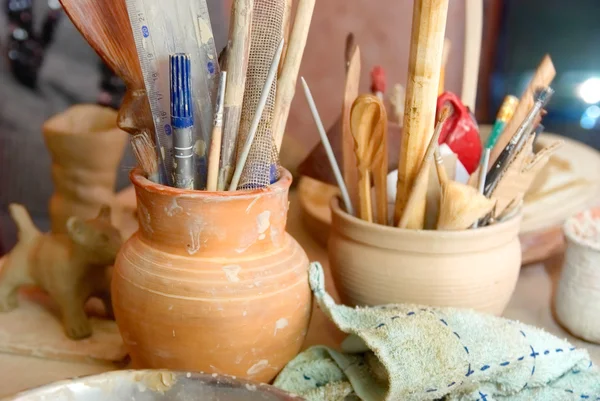 Ollas hechas a mano de barro viejo con lápices — Foto de Stock