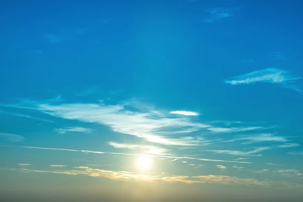 Pôr do sol no céu com nuvens azuis — Fotografia de Stock