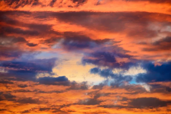 Ciel dramatique orange et bleu — Photo