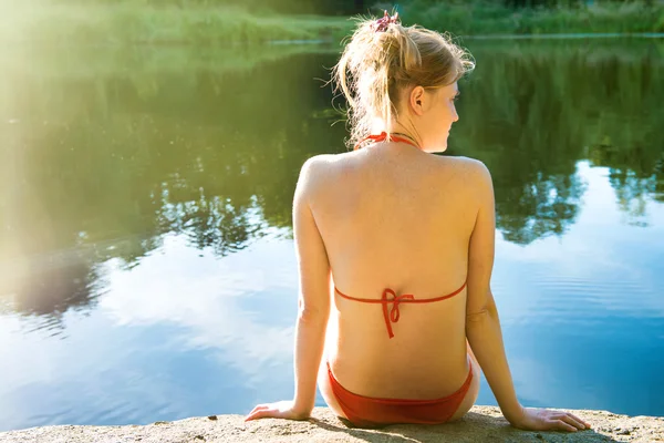 Ontspannen vrouw op het zonnige strand — Stockfoto